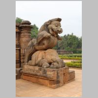 Sun Temple Konark, A simha-gaja at the entrance, photo Bernard Gagnon, Wikipedia.jpg